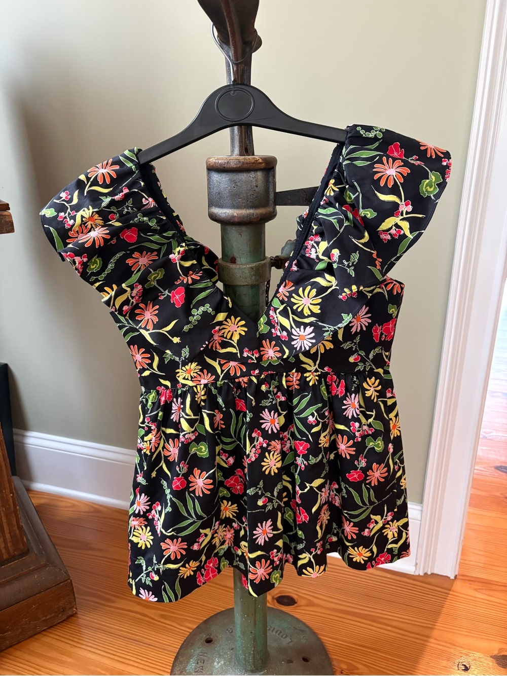 Floral Ruffle V-Neck Women's Top - Black Floral